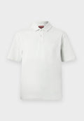 Weißes Poloshirt mit kurzen Ärmeln, zwei Knöpfen, Kragen und einem kleinen gestickten Logo auf der linken Brustseite.