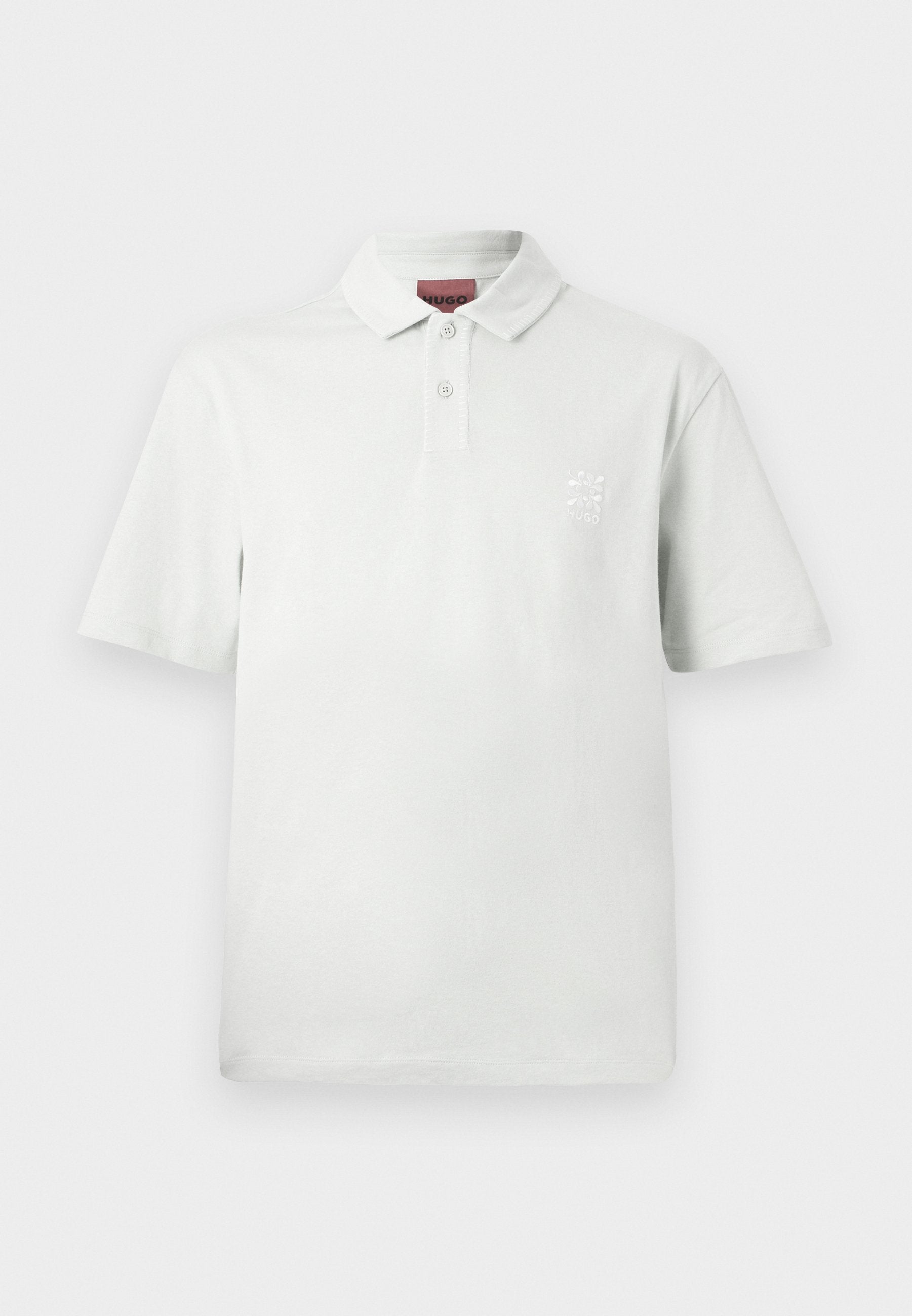 Weißes Poloshirt mit kurzen Ärmeln, zwei Knöpfen, Kragen und einem kleinen gestickten Logo auf der linken Brustseite.