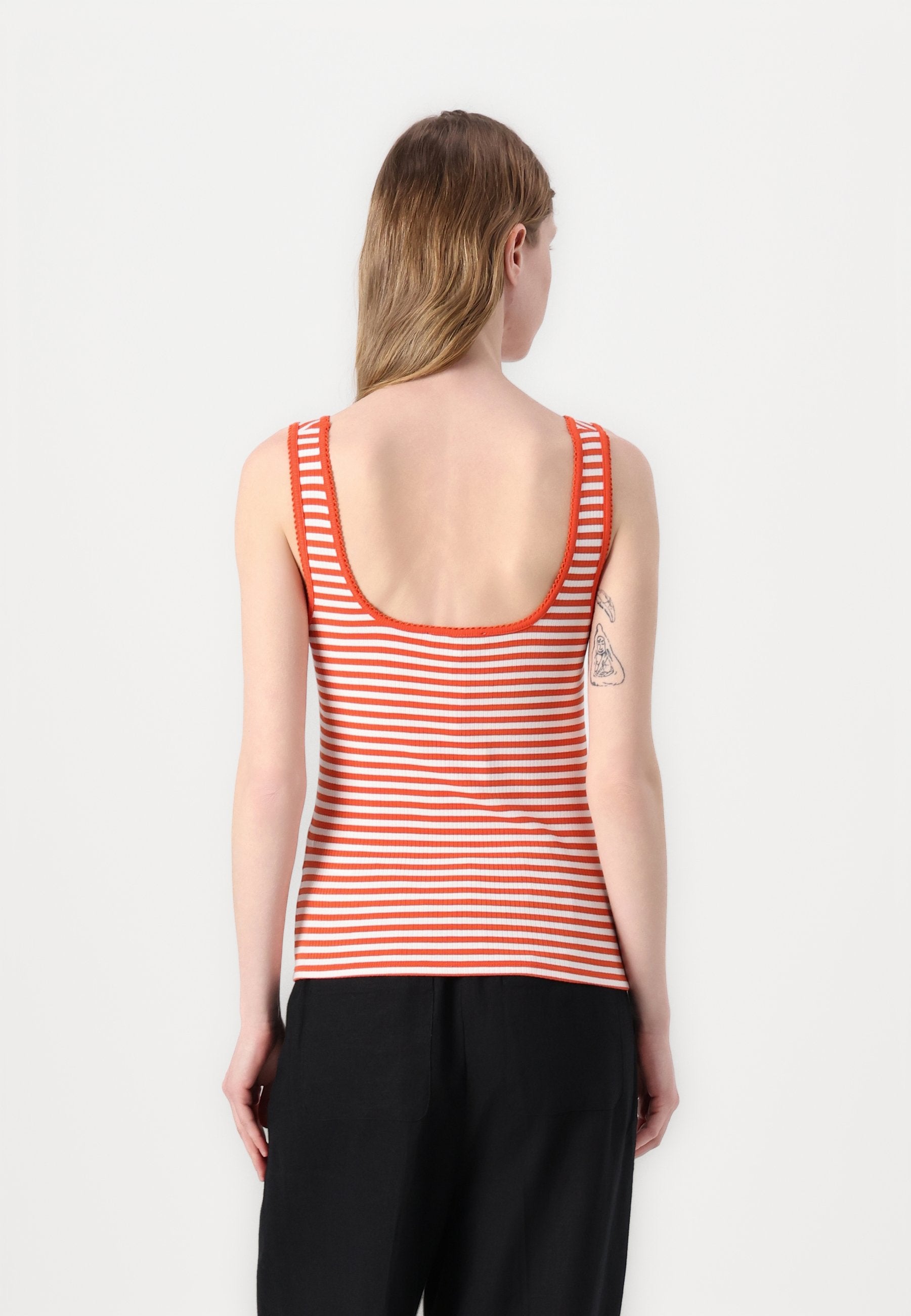 SLIM SQUARE TANK Media 4