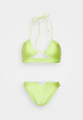 Neon-grünes Bikini-Set mit einem dreieckigen Bikinioberteil mit verstellbaren Bändern und einem passenden, niedrig sitzenden Unterteil, hergestellt aus glänzendem Material.