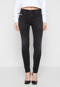 Schwarze Skinny Jeans aus Denim mit klassischem Fünf-Taschen-Design und Knopfverschluss. Glatte Textur mit subtilen Verwaschungen.