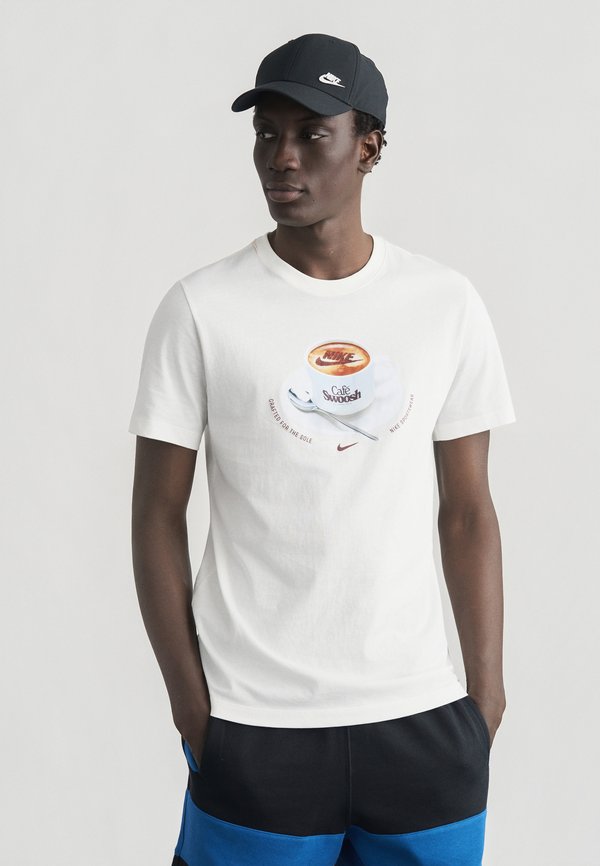Nike Sportswear TEE CAFE MUG - Print T-shirt - sail