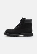 Schwarze Wildleder-Stiefeletten mit runder Zehenform, Schnürung an der Vorderseite und strukturiertem Gummisohle. Verfügt über einen gepolsterten Kragen und ein Logodetail.