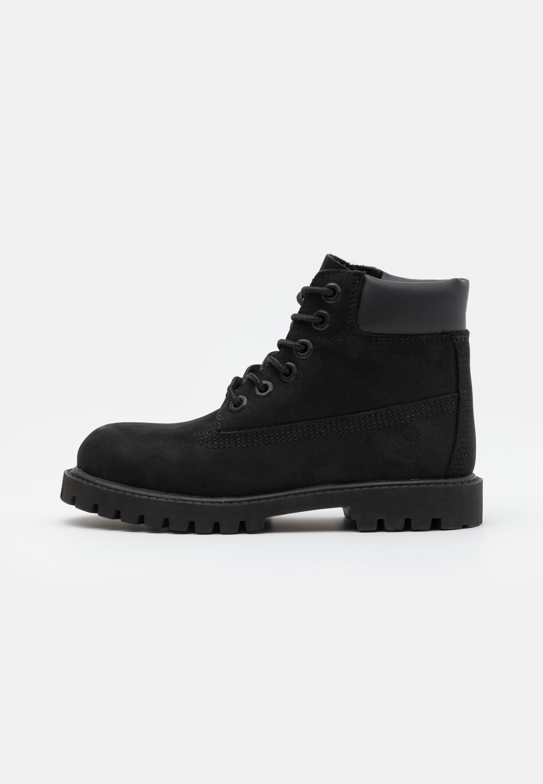 Schwarze Wildleder-Stiefeletten mit runder Zehenform, Schnürung an der Vorderseite und strukturiertem Gummisohle. Verfügt über einen gepolsterten Kragen und ein Logodetail.