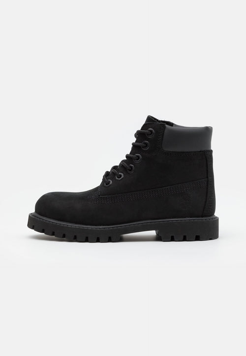 Schwarze Wildleder-Stiefeletten mit runder Zehenform, Schnürung an der Vorderseite und strukturiertem Gummisohle. Verfügt über einen gepolsterten Kragen und ein Logodetail.