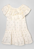 Weißes Kleid mit mehrschichtigem Rüschenausschnitt, floralem Muster und gerafftem Taillenband. Der Stoff ist leicht und strukturiert.