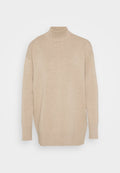 Beige Rollkragenpullover, gestrickte Textur, lange Ärmel, lockere Passform, gerippter Kragen und Saum, minimalistisches Design, keine sichtbaren Muster oder Akzente.