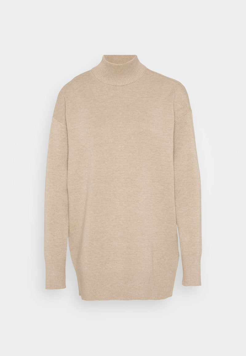 Beige Rollkragenpullover, gestrickte Textur, lange Ärmel, lockere Passform, gerippter Kragen und Saum, minimalistisches Design, keine sichtbaren Muster oder Akzente.