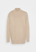 Beige Rollkragenpullover, gestrickte Textur, lange Ärmel, lockere Passform, gerippter Kragen und Saum, minimalistisches Design, keine sichtbaren Muster oder Akzente.