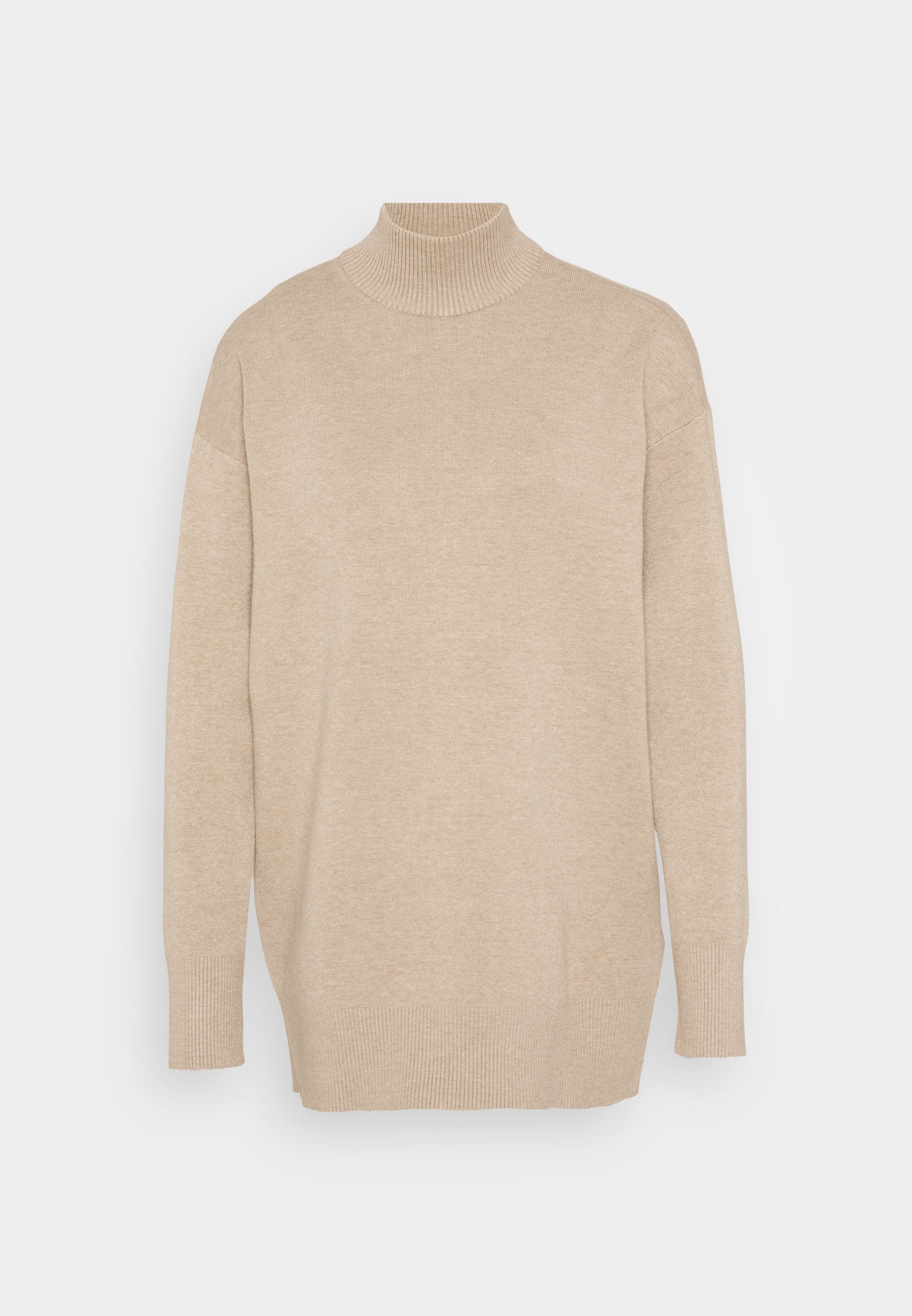 Beige Rollkragenpullover, gestrickte Textur, lange Ärmel, lockere Passform, gerippter Kragen und Saum, minimalistisches Design, keine sichtbaren Muster oder Akzente.
