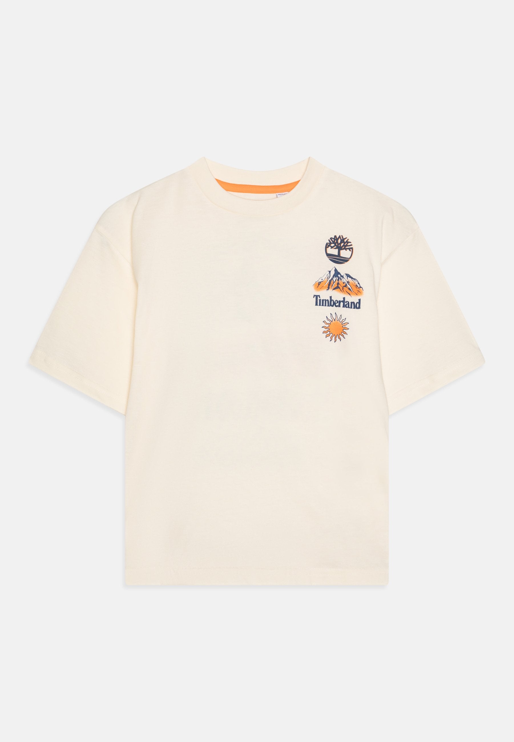 Cremfarbener T-Shirt mit kurzen Ärmeln, das mit gestickten Mustern verziert ist: einem Baum, Bergen mit "Timberland" und einer Sonne. Rundhalsausschnitt. Weiches Baumwollmaterial.