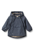 Marineblaue wasserdichte Jacke mit Kapuze, elastischen Bündchen, Fronttasche und beigem Futter. Verfügt über Druckknopfverschlüsse und eine lockere Passform.