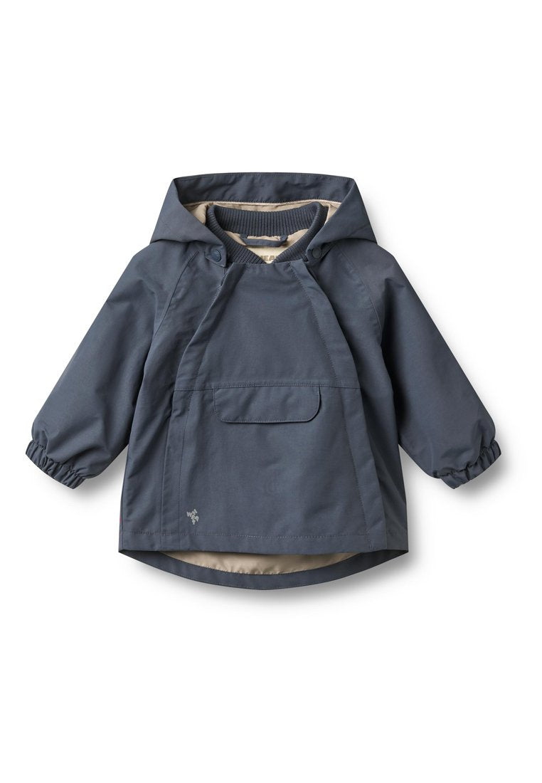 Marineblaue wasserdichte Jacke mit Kapuze, elastischen Bündchen, Fronttasche und beigem Futter. Verfügt über Druckknopfverschlüsse und eine lockere Passform.