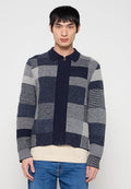 Reißverschlussjacke mit einem marineblauen und grauen karierten Muster, Kragen, gerippten Bündchen und einem strukturierten Strickstoff.