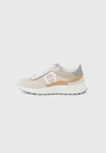 Beige, hellbraune und graue Low-Top-Sneaker mit weißen Schnürsenkeln, Gummisohle und einem Design aus Mesh- und Lederpaneelen, einschließlich eines weißen gestickten Logos.