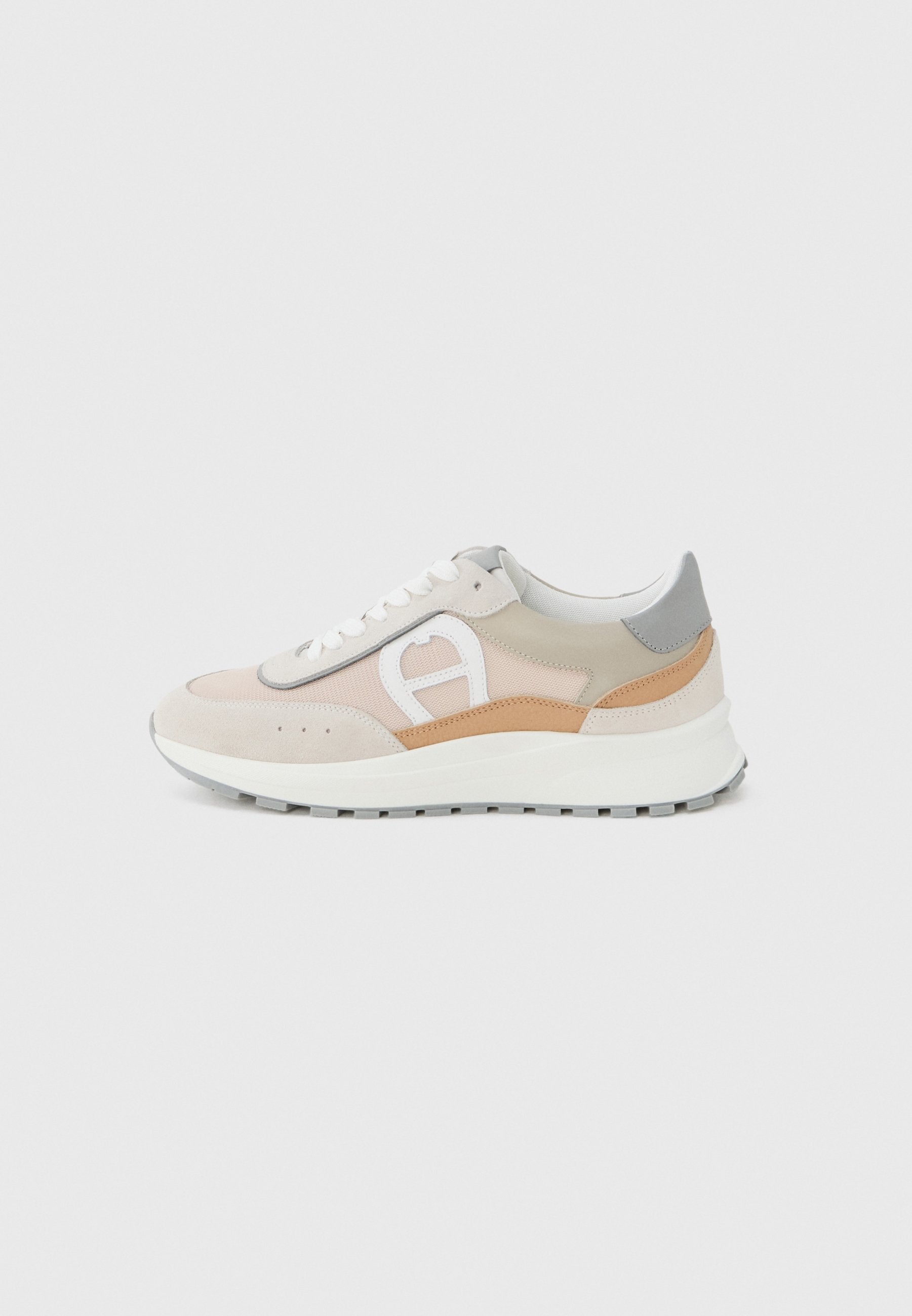 Beige, hellbraune und graue Low-Top-Sneaker mit weißen Schnürsenkeln, Gummisohle und einem Design aus Mesh- und Lederpaneelen, einschließlich eines weißen gestickten Logos.