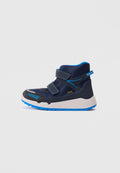 Blauer und schwarzer Hochsneaker mit zwei Klettverschlüssen, strukturiertem Obermaterial, verstärkter Spitze und einer dicken blauen Gummisohle.
