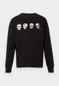 Schwarzes Langarm-Sweatshirt mit vier bestickten Schädel-Designs über der Brust, wobei jeder Schädel einzigartige Formen und bunte Details aufweist.