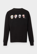Schwarzes Langarm-Sweatshirt mit vier bestickten Schädel-Designs über der Brust, wobei jeder Schädel einzigartige Formen und bunte Details aufweist.