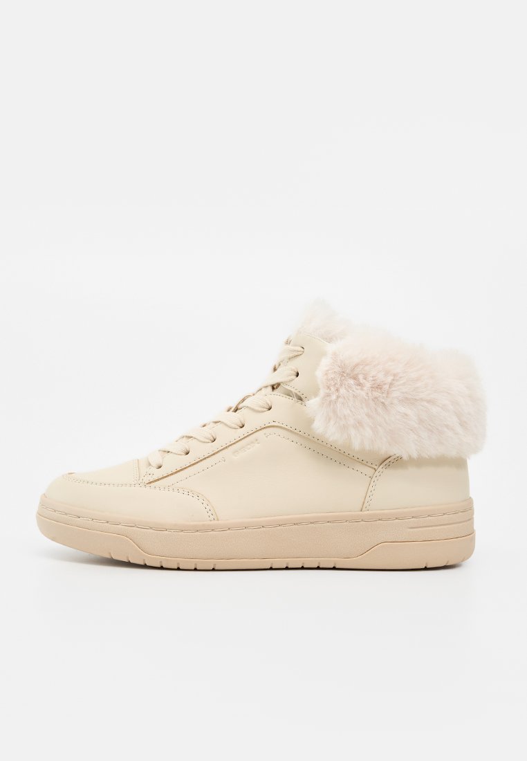 Cremefarbener High-Top-Sneaker mit Schnürsenkeln und einem weichen, flauschigen Pelzkragen um den Knöchel auf hellem Hintergrund.