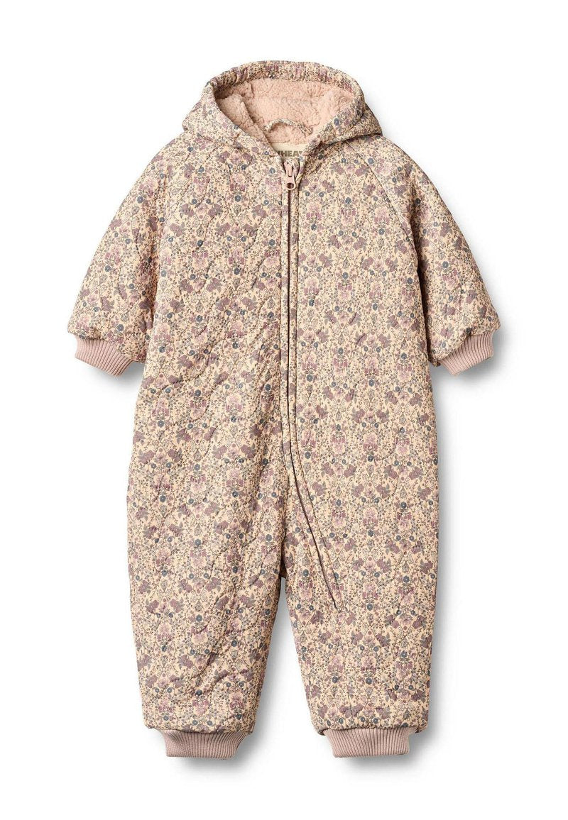 Gestepptes Baby-Gesamtoutfit mit Blumenmuster, ausgestattet mit Kapuze, Frontreißverschluss und elastischen Bündchen. Hauptfarbe ist Hellrosa mit braunen Akzenten.