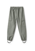 Hellgraue wasserdichte Cargohose mit elastischem Bund, zwei Seitentaschen und elastischen Bündchen an den Knöcheln. Glatte, matte Oberfläche.