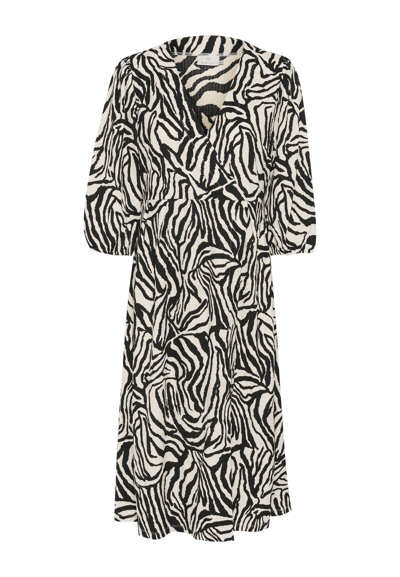 Schwarz-weißer Zebra-Print-Kleid, knielang mit V-Ausschnitt, dreiviertellangen Puffärmeln und tailliertem Design. Strukturierten Stoff.