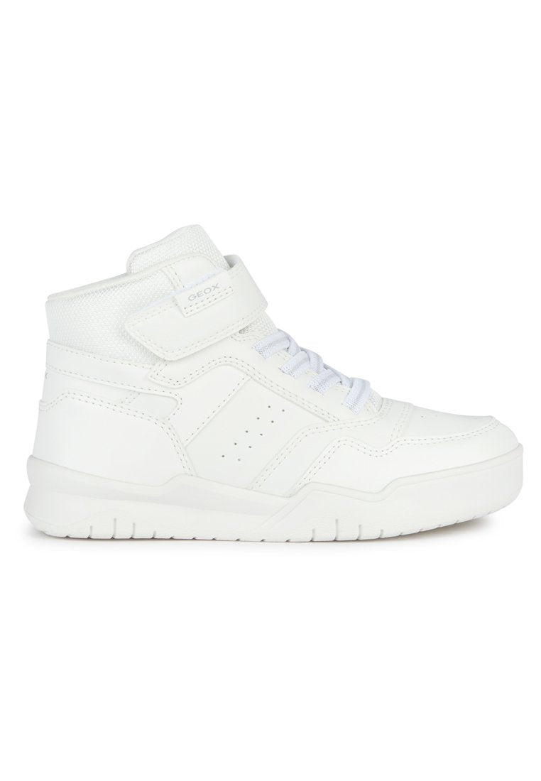 Hoch geschnittene weiße Sneakers aus synthetischem Material, mit einem Klettverschluss, Schnürsenkeln, durchbrochenen Akzenten und einer strukturierten Gummisohle.