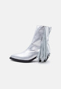 Glänzender silberner Stiefelette mit niedrigem Absatz und langen Fransen, die von der Rückseite herabhängen.
