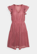 Rosa Spitzenkleid mit V-Ausschnitt, kurzen Rüschärmeln, gerafftem Taillenbereich und gestuftem Rock, der mit Lochmuster und Knopfdetails verziert ist.