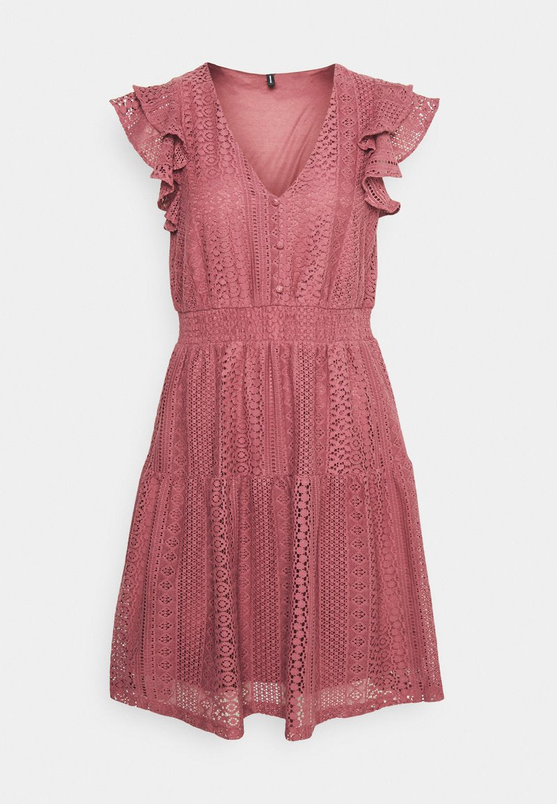 Rosa Spitzenkleid mit V-Ausschnitt, kurzen Rüschärmeln, gerafftem Taillenbereich und gestuftem Rock, der mit Lochmuster und Knopfdetails verziert ist.