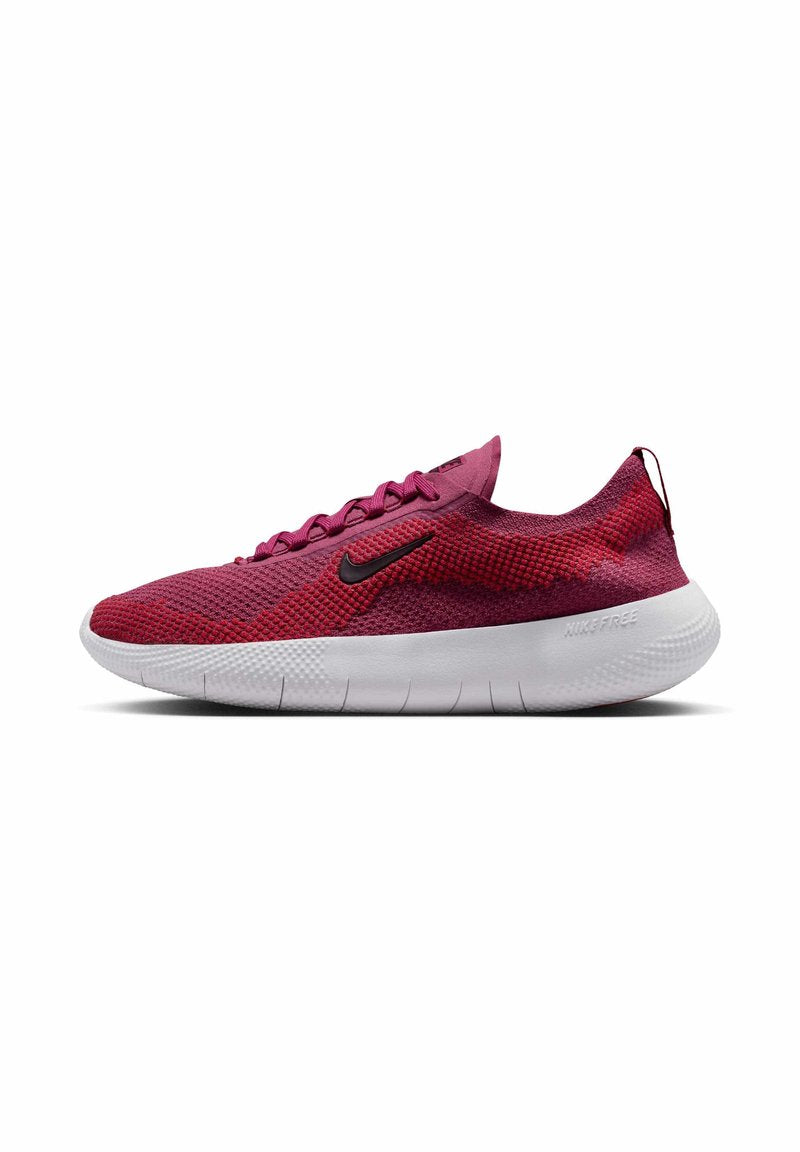 Nike Free Sneakers mit einem roten Mesh-Obermaterial, schwarzfarbenem Logo, strukturierten Details und einer weißen flexiblen Sohle, die für Komfort und Atmungsaktivität konzipiert sind.