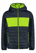 Dunkelblaue gep padded Jacke mit einem leuchtend grünen Horizontalstreifen über der Brust. Verfügt über eine Kapuze, einen Frontreißverschluss und zwei seitliche Reißverschlusstaschen.