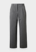 Grau gefaltete Hose mit maßgeschneiderter Passform, aus einem strukturierten Stoff gefertigt. Verfügt über einen Bund mit Schlaufen und geraden Beinen.