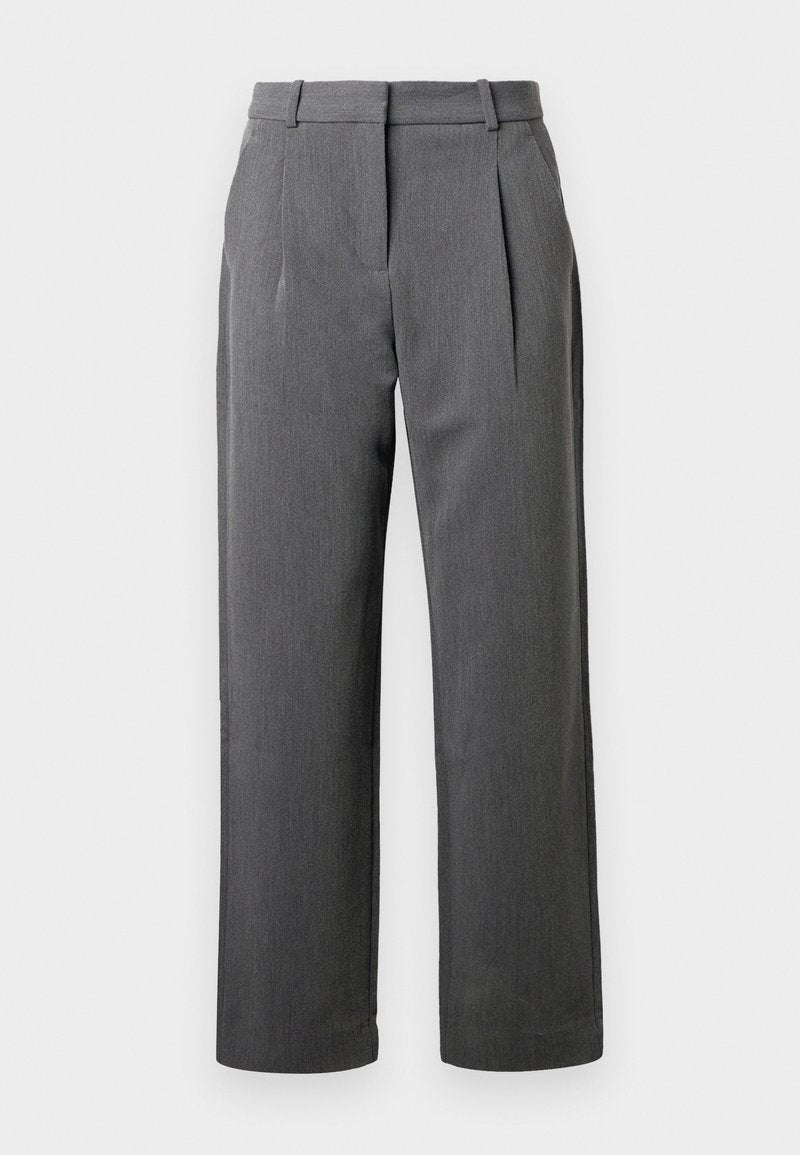 Grau gefaltete Hose mit maßgeschneiderter Passform, aus einem strukturierten Stoff gefertigt. Verfügt über einen Bund mit Schlaufen und geraden Beinen.