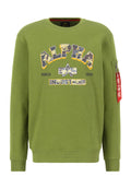 Grüner Kapuzenpulli aus Baumwolle, mit dem Aufdruck "ALPHA INDUSTRIES" in verschiedenen Farben, einem Reißverschlussfach am Ärmel und einem roten Tag-Detail.