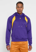 Mann trägt einen lila Hoodie mit gelben Einsätzen und orangefarbenen Mesh-Sportshorts, steht vor einem schlichten hellen Hintergrund.
