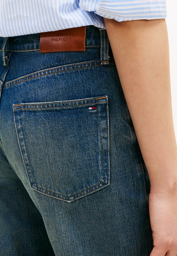 Tommy Hilfiger WHISKERED MID RISE LOOSE STRAIGHT LEG JEANS