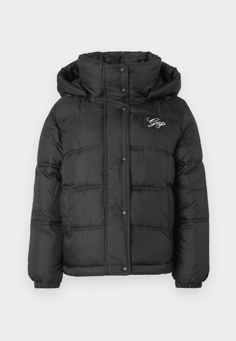 Schwarze Steppjacke mit Kapuze, gesteppter Optik, Druckknöpfen und seitlichen Taschen. Auf der Brust befindet sich das weiße "Gap"-Logo.
