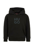 Schwarze Kapuzenjacke aus weichem Material, ausgestattet mit einer vorderen Kängurutasche und einem großen "HUGO"-Logo in kontrastierender Farbe auf der Brust.