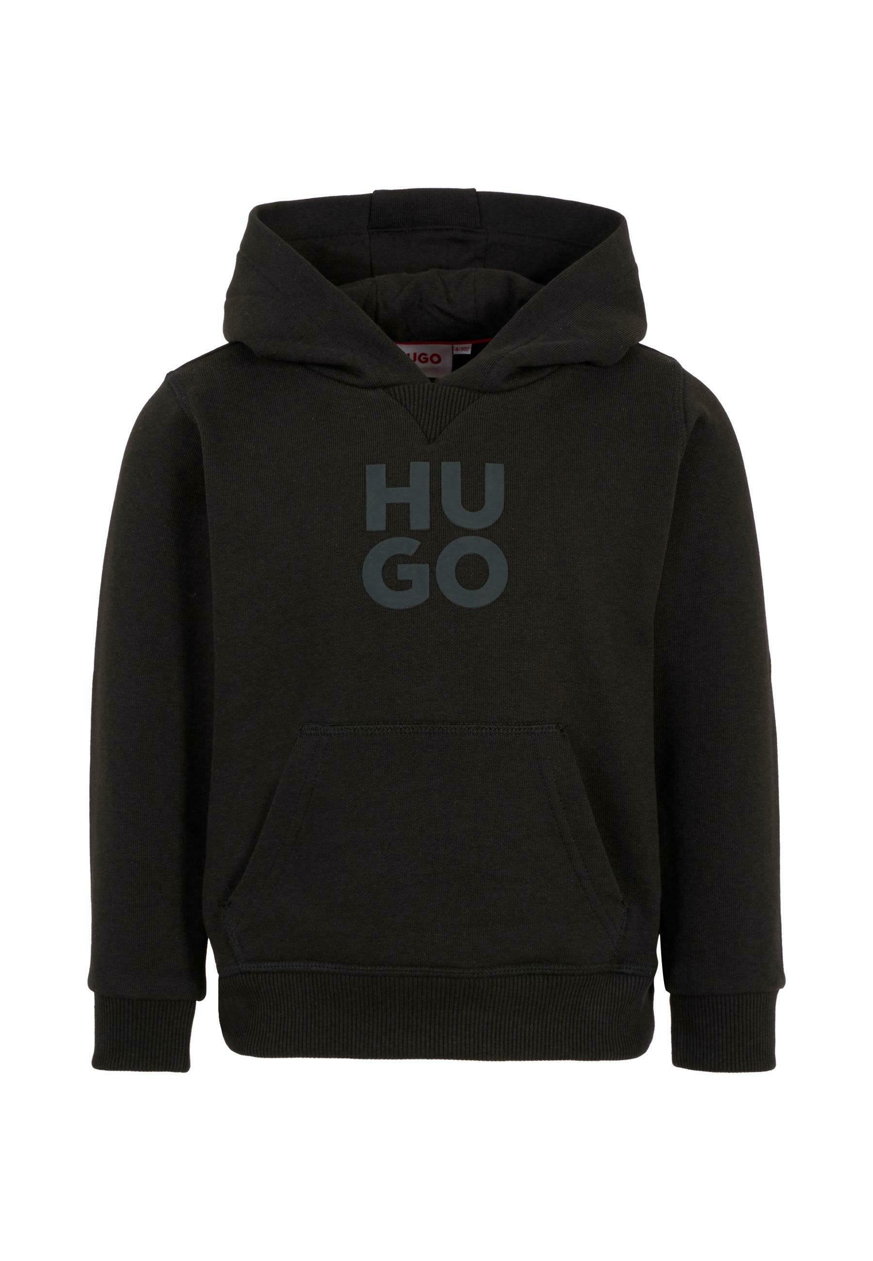 Schwarze Kapuzenjacke aus weichem Material, ausgestattet mit einer vorderen Kängurutasche und einem großen "HUGO"-Logo in kontrastierender Farbe auf der Brust.