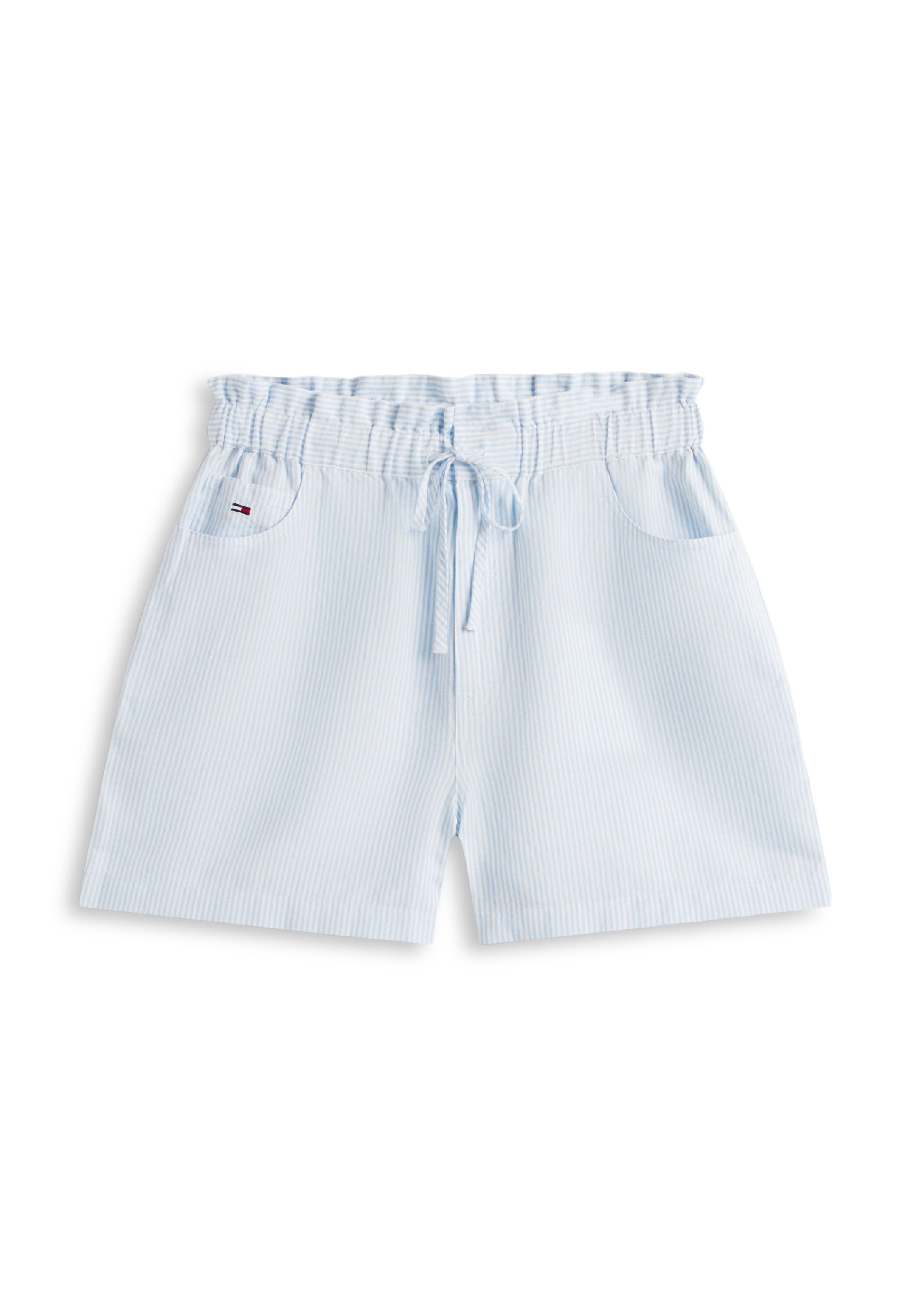 Hellblaue und weiße gestreifte Freizeitshorts mit elastischem Paperbag-Bund, Kordelzug und zwei vorderen Taschen.