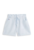 Hellblaue und weiße gestreifte Freizeitshorts mit elastischem Paperbag-Bund, Kordelzug und zwei vorderen Taschen.