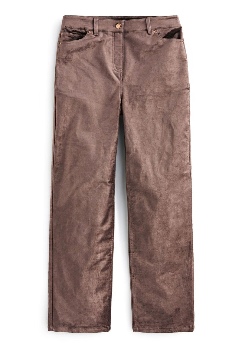 Braune Cord-Hosen mit geradem Bein, ausgestattet mit zwei Fronttaschen und einem Knopfverschluss. Sanfte Textur und minimale Nähdetails.
