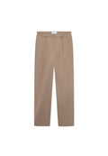 Beige maßgeschneiderte Hose mit geradem Bein, ausgestattet mit vorderen Falten und einer glatten Textur. Mittelhoher Bund mit einem sicheren Bund und ohne sichtbare Hardware.
