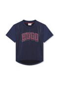 Navyblaues T-Shirt mit kurzen Ärmeln und abgerundetem Saum, das ein auffälliges rotes und pinkes Grafik-Logo "HUGO" auf der Vorderseite aufweist.