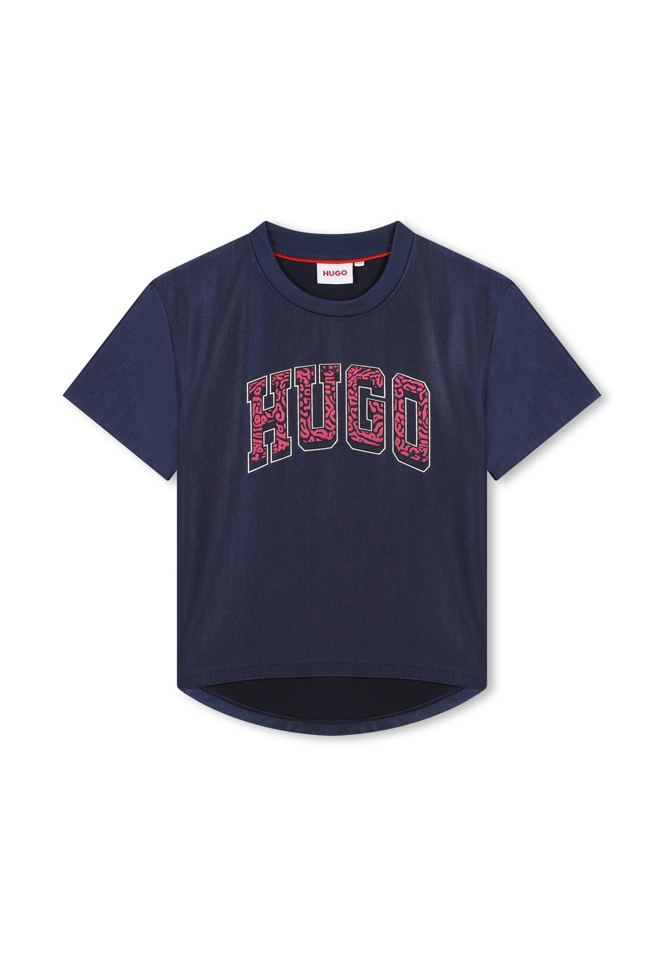 Navyblaues T-Shirt mit kurzen Ärmeln und abgerundetem Saum, das ein auffälliges rotes und pinkes Grafik-Logo "HUGO" auf der Vorderseite aufweist.