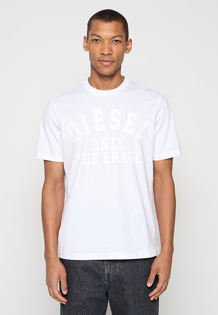Weißes Baumwoll-T-Shirt mit Rundhalsausschnitt und kurzen Ärmeln. Vorderseite mit hellgrauem Schriftzug "DIESEL ONLY THE BRAVE". Standardpassform.