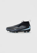 Nike-Fußballschuh in Schwarz und Blau mit texturiertem Obermaterial, sockenähnlichem Schaft und sechs geformten Stollen. Auffälliges Nike-Logo an der Seite.
