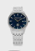 Silberne Metallarmbanduhr mit blauem Zifferblatt, silbernen Stundenmarkierungen und Zeigern, Datumsanzeige bei 3 Uhr und "roberto cavalli"-Logo auf dem Zifferblatt.